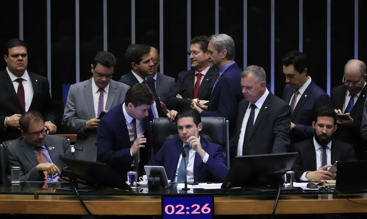 Deputados querem ganhar menos de R$5 mil para ter isenção no IR