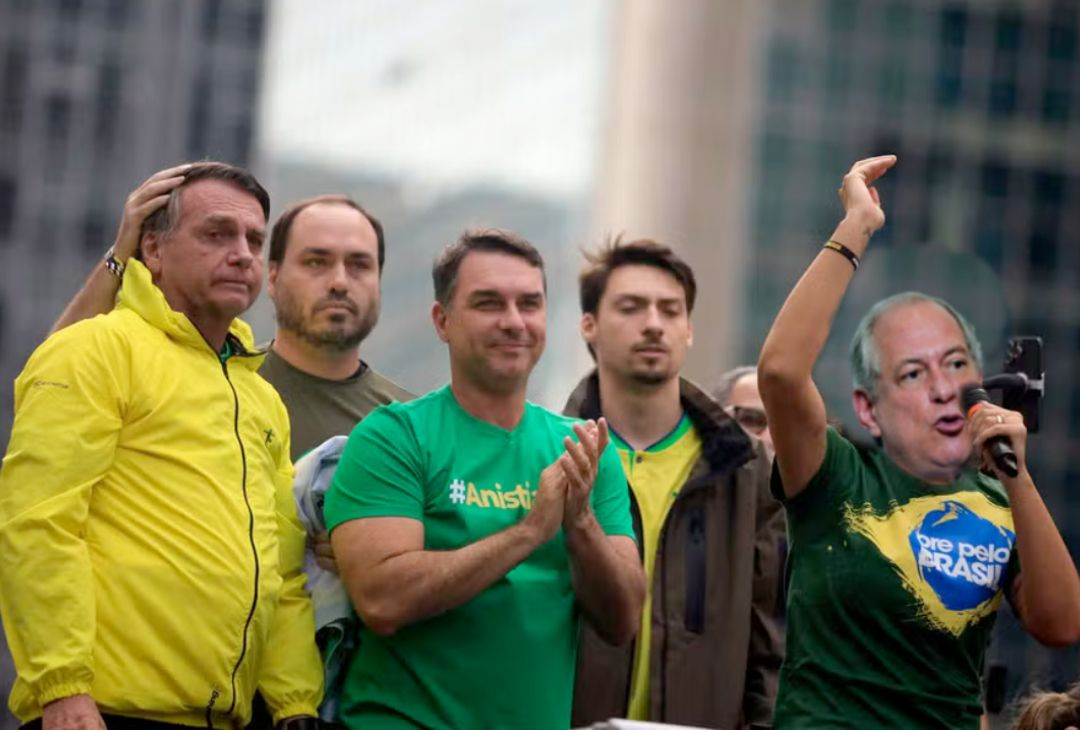 “Livre mercado”, diz Ciro Gomes, ao terceirizar seu know-how de briga em família para os Bolsonaro