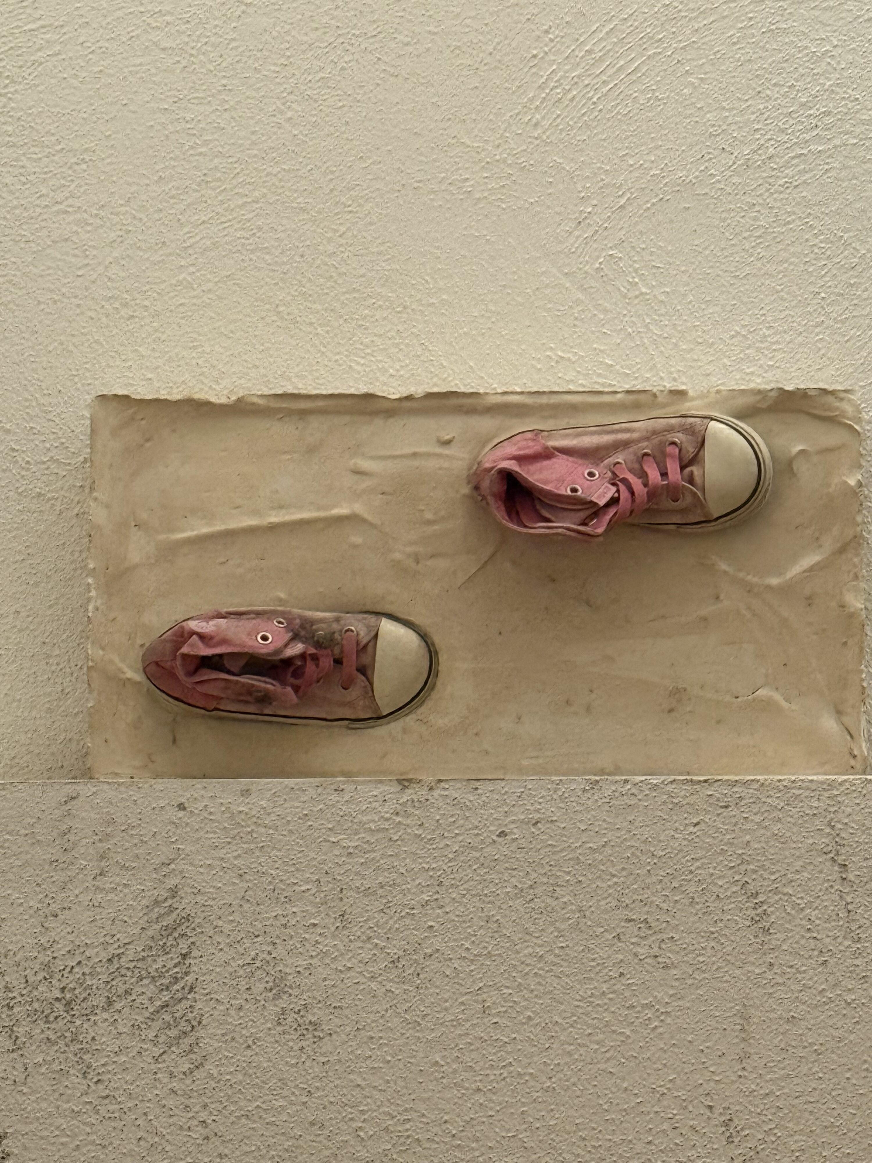 Sapatos de uma criança executada durante a limpeza étnica