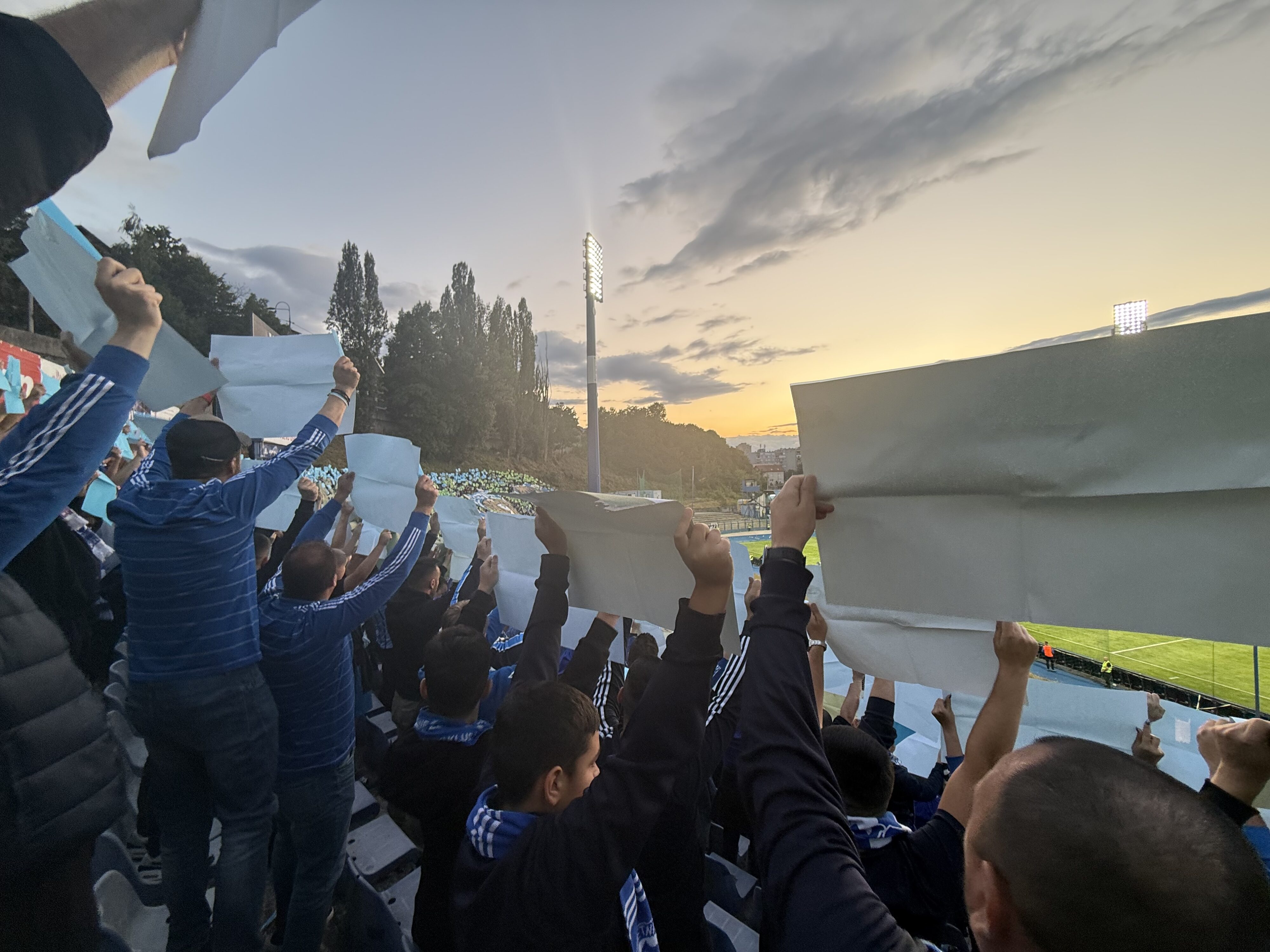 Torcida de futebol levanta cartazes 