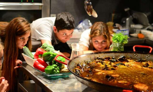 Teen travelers at paella cooking class in Barcelona on summer travel program