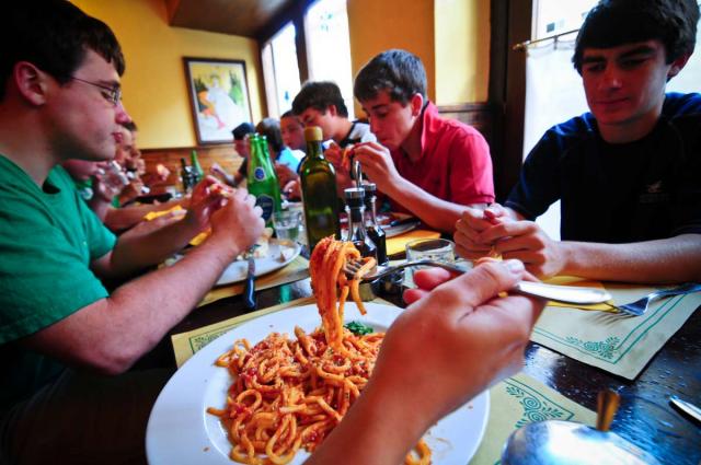 Teens enjoy delicious, authentic pizza and pasta on their summer teen tour to Italy.