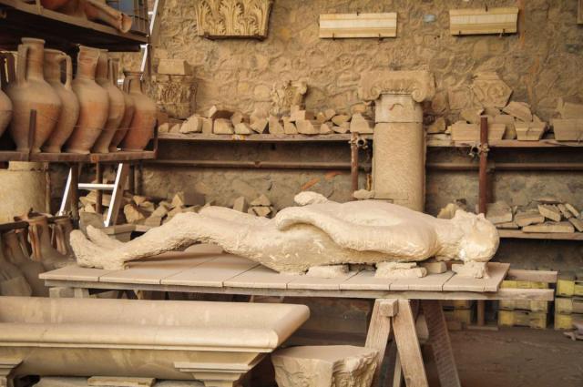 Students discover the archaeological finds in Pompeii during their high school program to Italy.