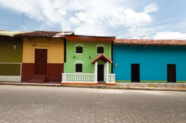 Students capture photos of local houses on their summer teen tour of Costa Rica.