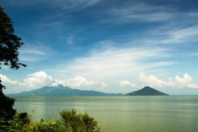 Teens enjoys beautiful views in Costa Rica on their summer service program.