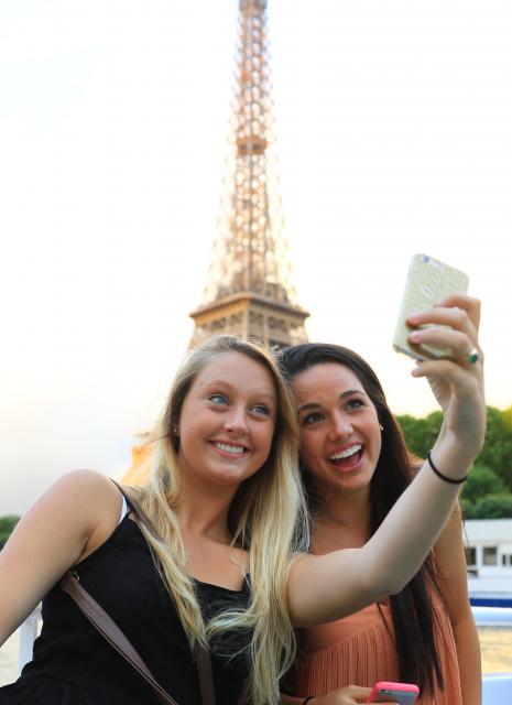 Students pose in front of the Eiffel Tower
