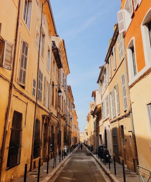 High school student wanders the streets of Aix in France on their summer tour
