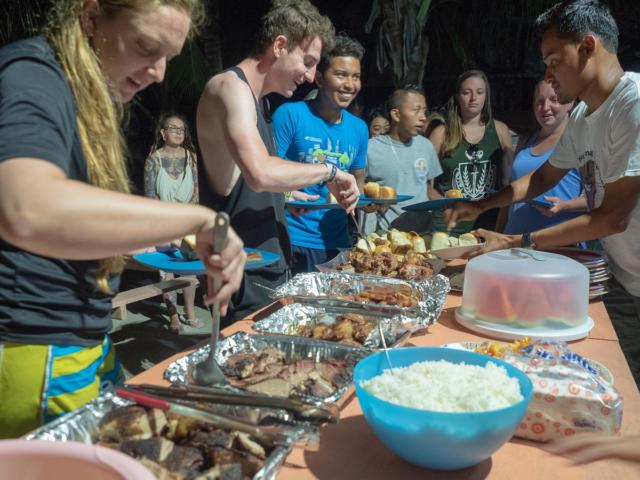 19 volunteer-dinner-in-belize