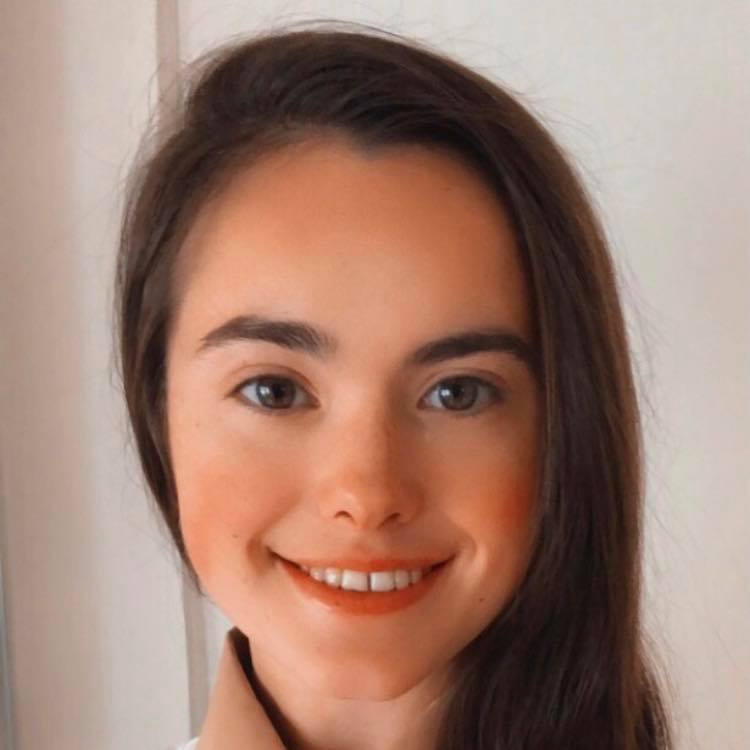 A person smiling for the camera

Description automatically generated with medium confidence