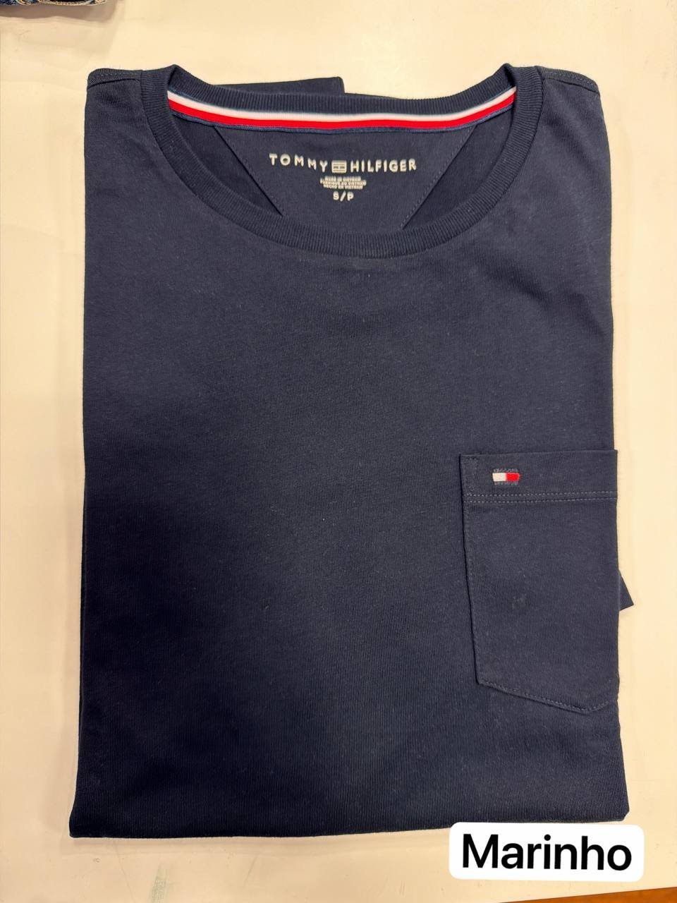 Camiseta regular fit com bolso