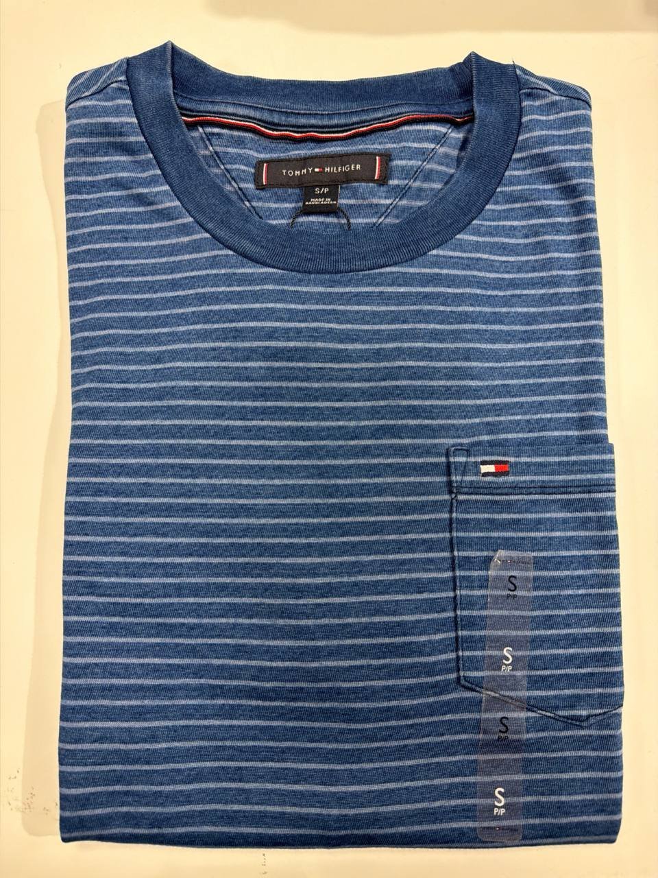Camiseta regular fit com bolso