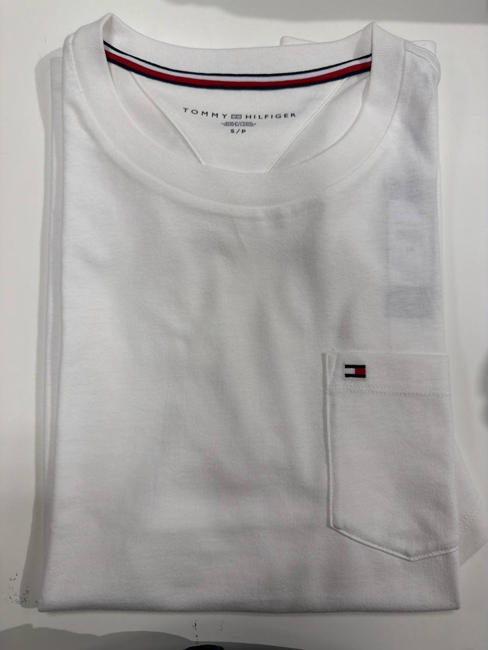Camiseta regular fit com bolso