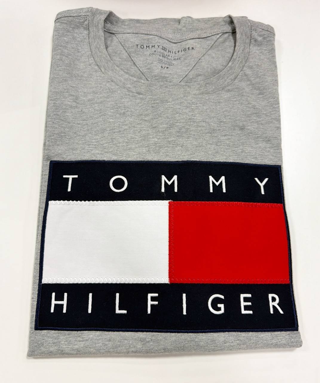 Camiseta Regular Fit Gola U