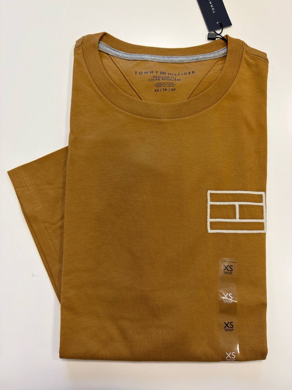 Camiseta Regular Fit Gola com bordado
