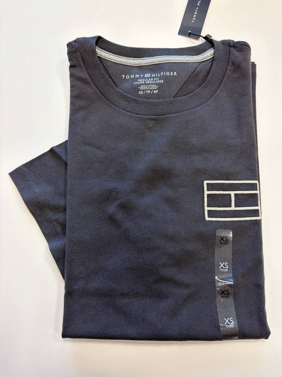 Camiseta Regular Fit Gola com bordado