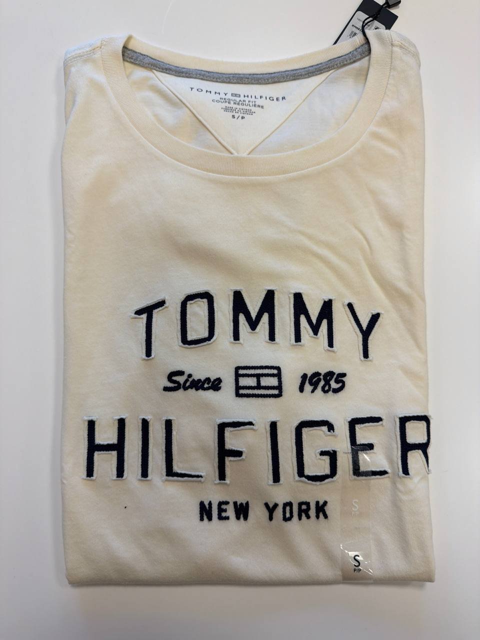 Camiseta Regular Fit Gola com bordado