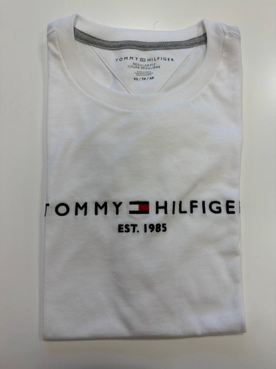 Camiseta Regular Fit Gola U com bordado