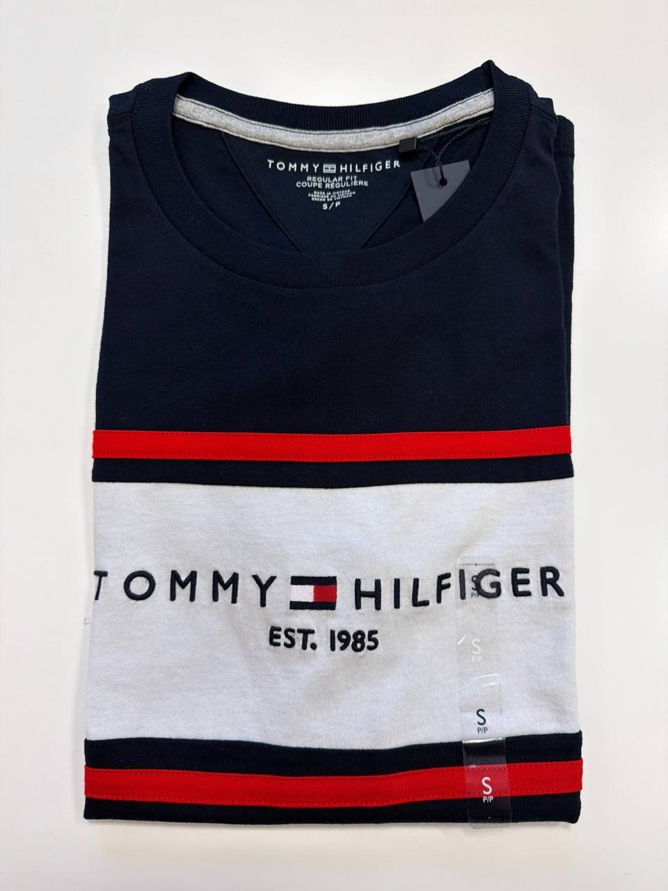 Camiseta Regular Fit Gola U com bordado