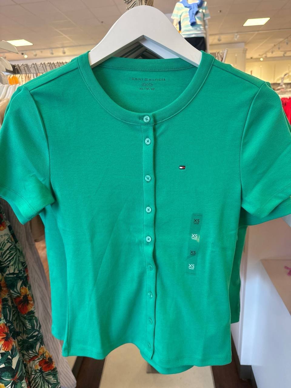 camiseta manga curta com botões