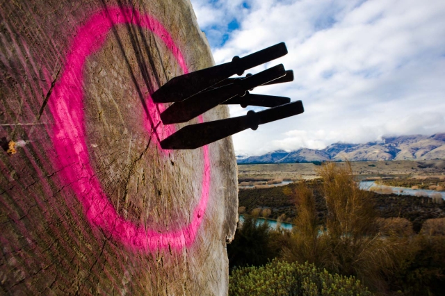 knifethrowing_highfives2012_blotto_6378.jpg