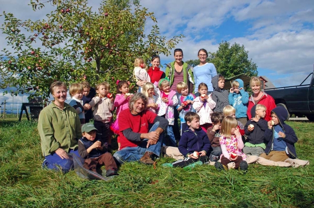 apple-picking-group.jpg