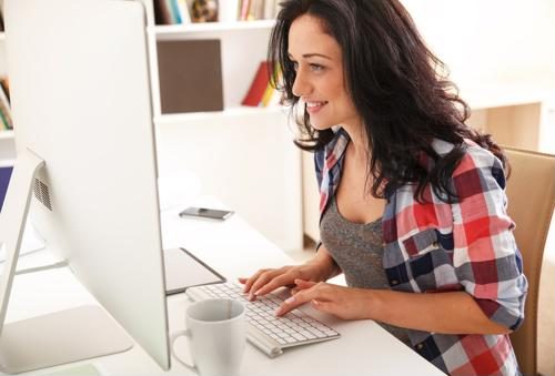 An FNP student studies online.