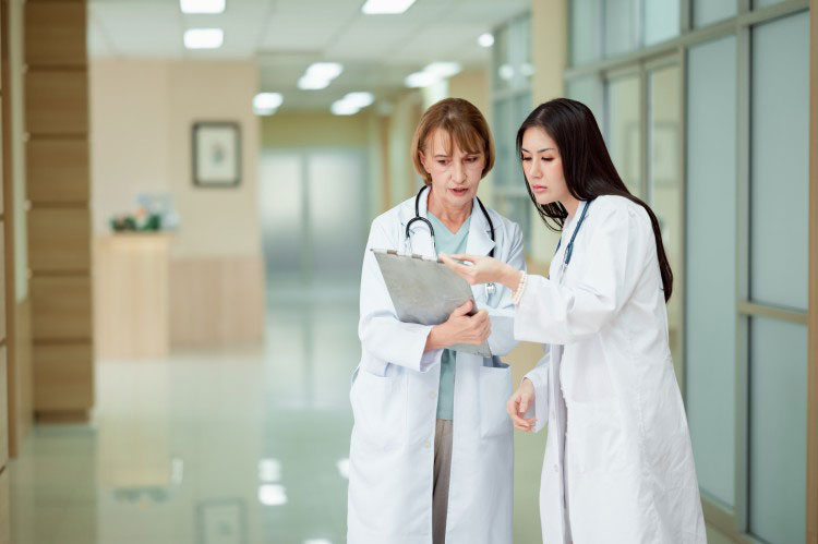 Physician Assistant vs. Nurse Practitioner: Which Career Should You Choose?  | Northeastern University