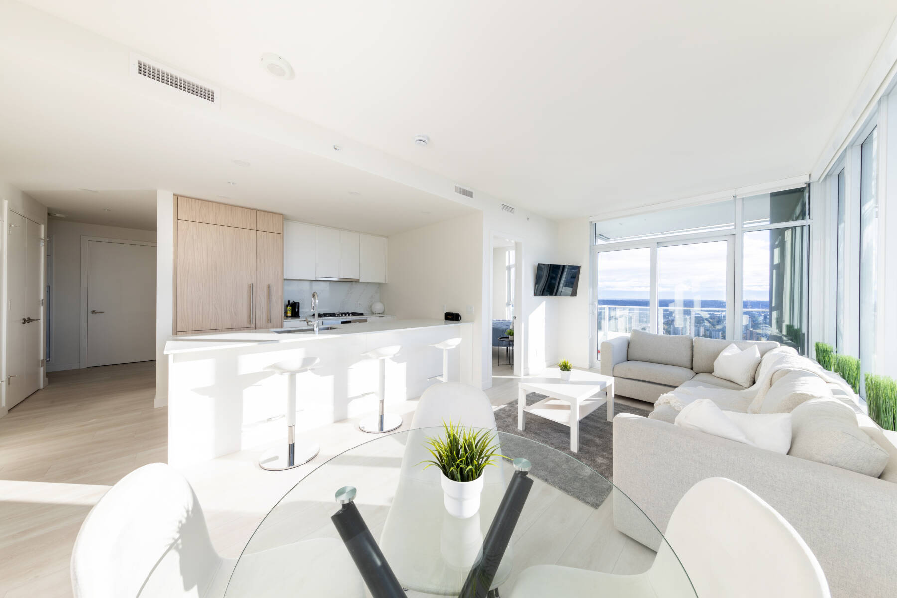 Relaxing Riverside 2BR Near Shops & Parks