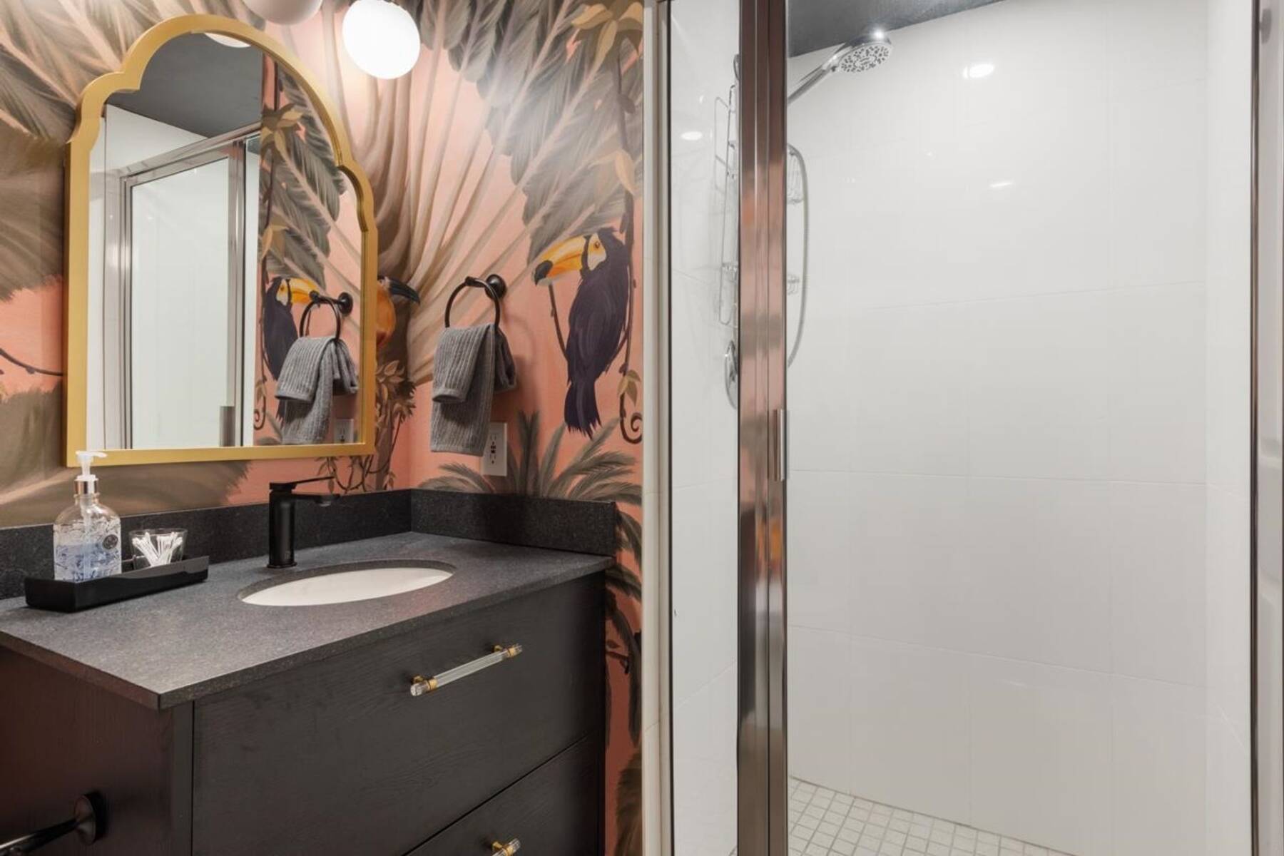 Stylish, 2 Bed, 2 Bath Executive Suite in Great Location