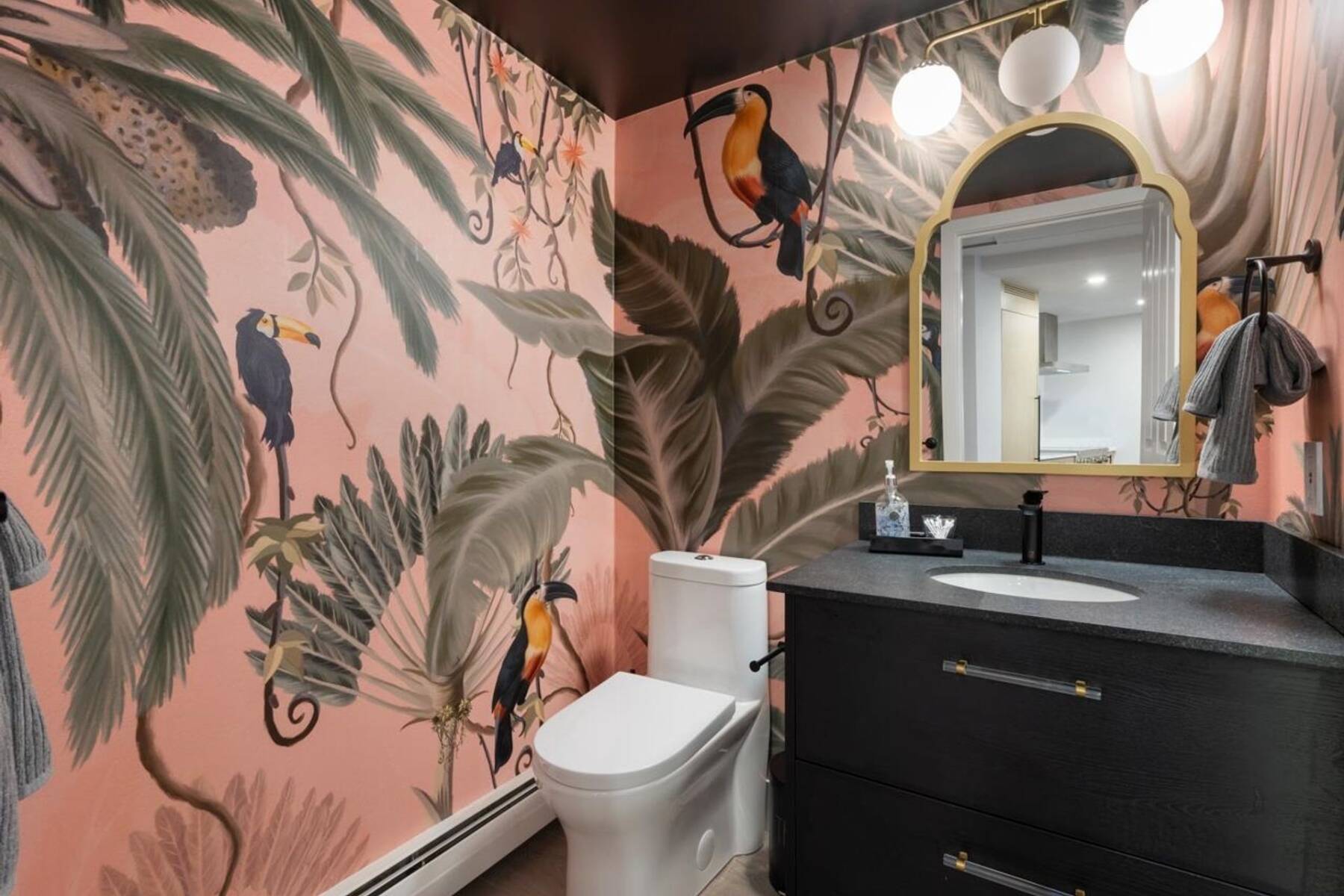 Stylish, 2 Bed, 2 Bath Executive Suite in Great Location