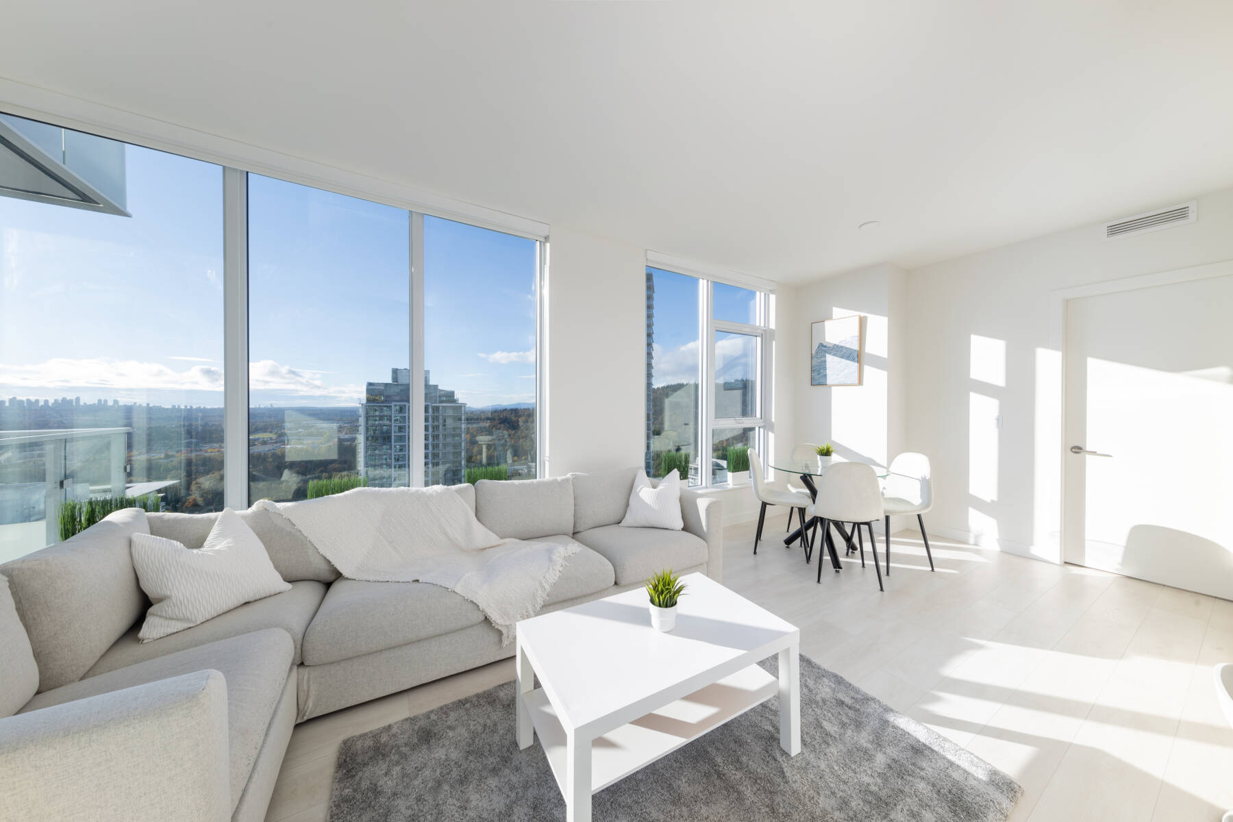 Relaxing Riverside 2BR Near Shops & Parks