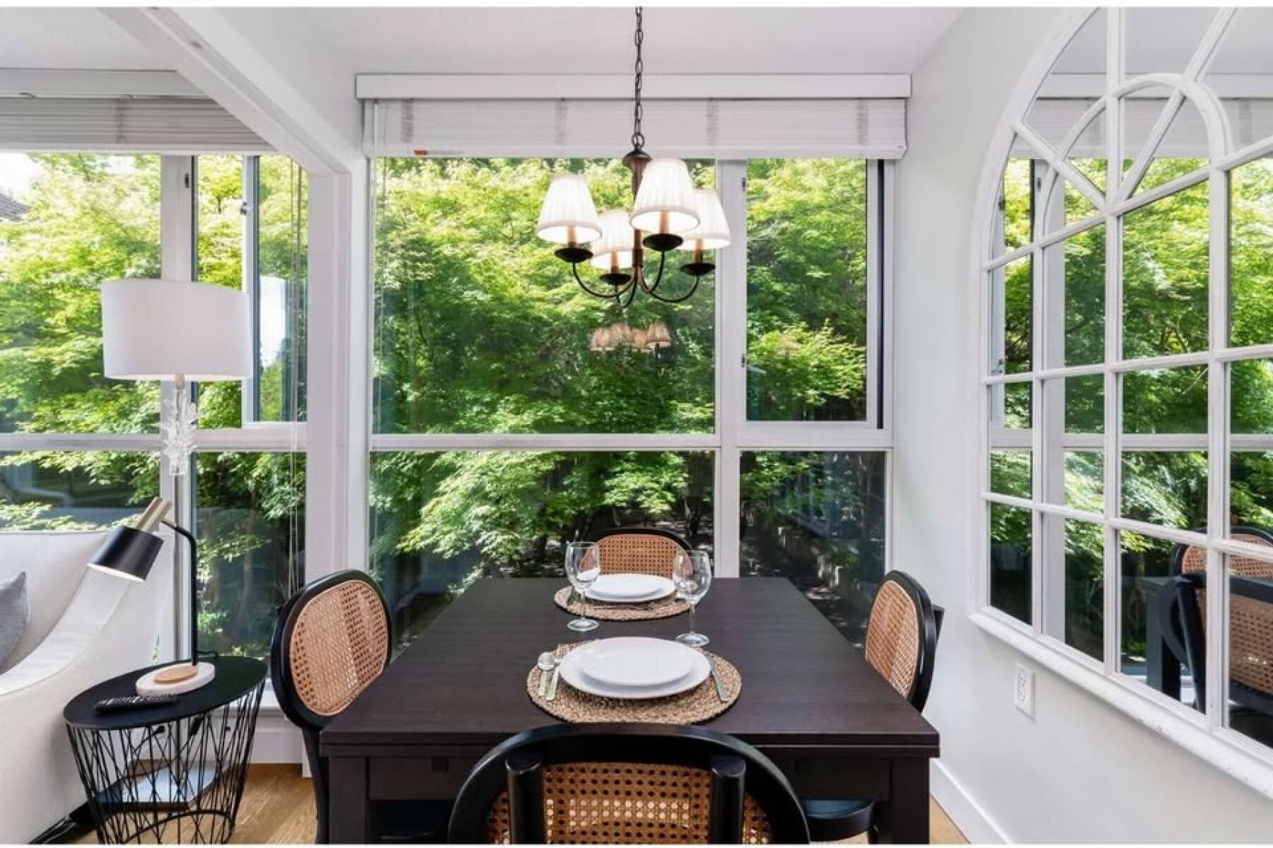 Downtown Vancouver Gem – Quiet Courtyard View