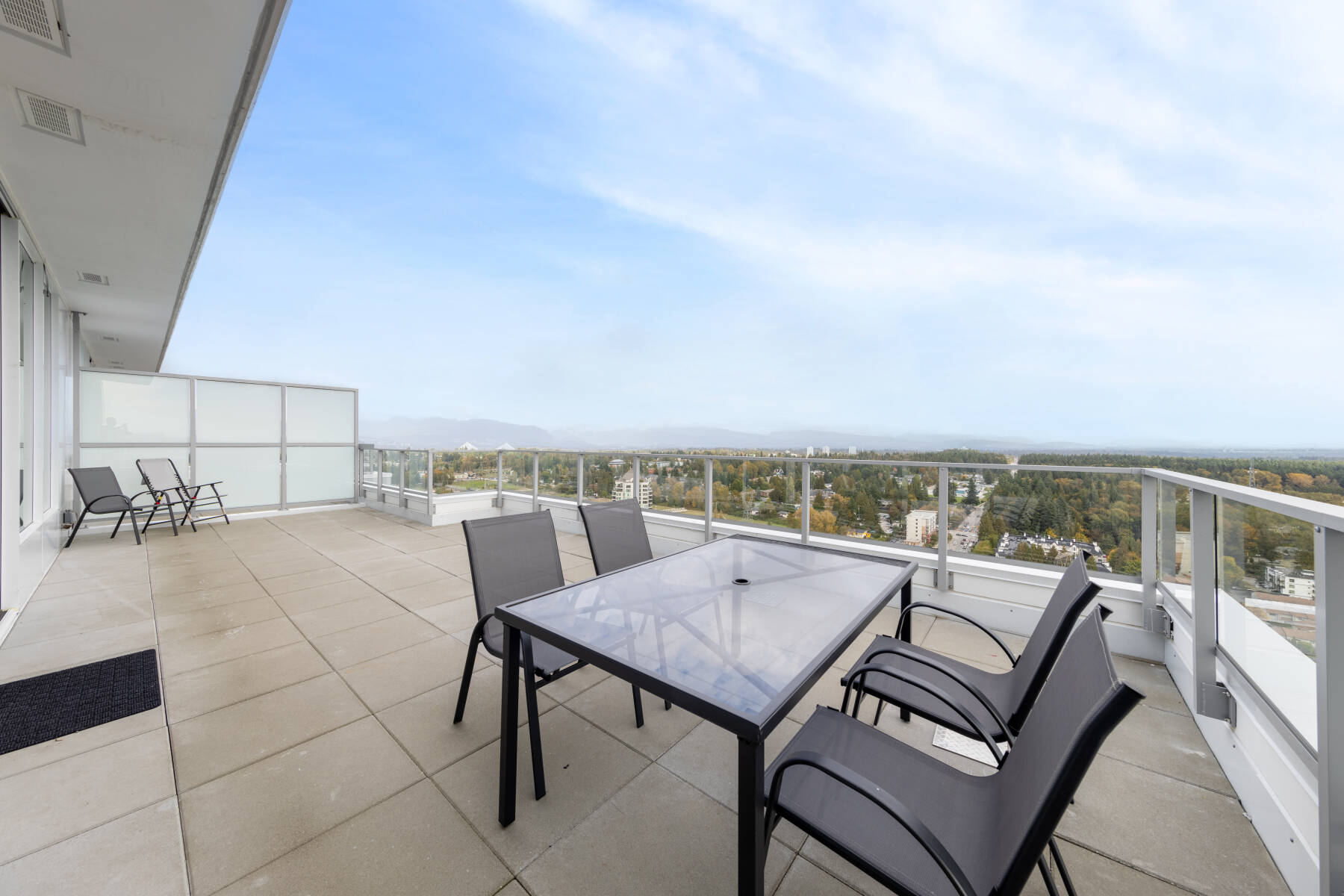 Modern Penthouse 3 Bedroom | Pool Hot Tub Gym