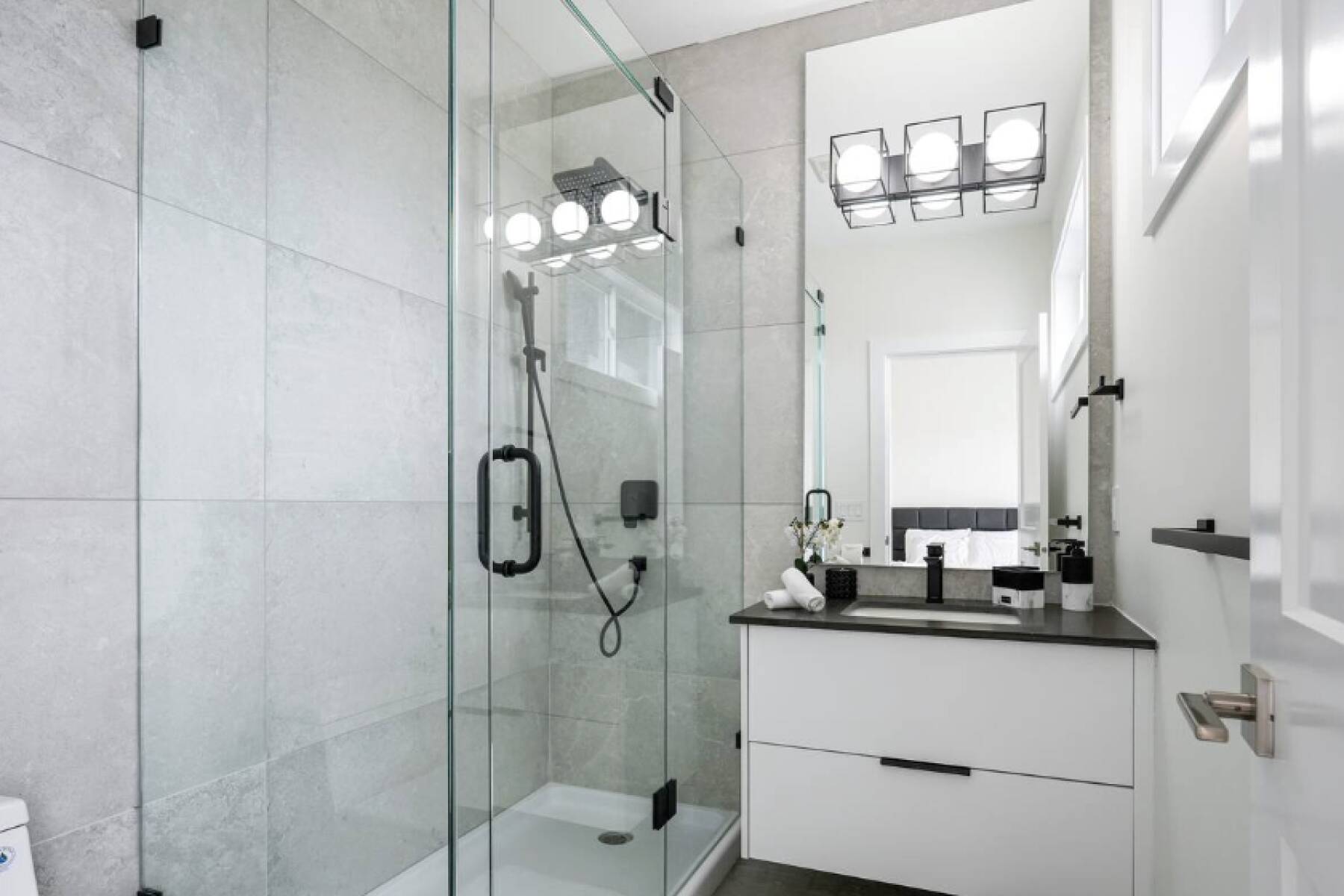 Brand New Luxury 3 Level Lake View House + Hot Tub