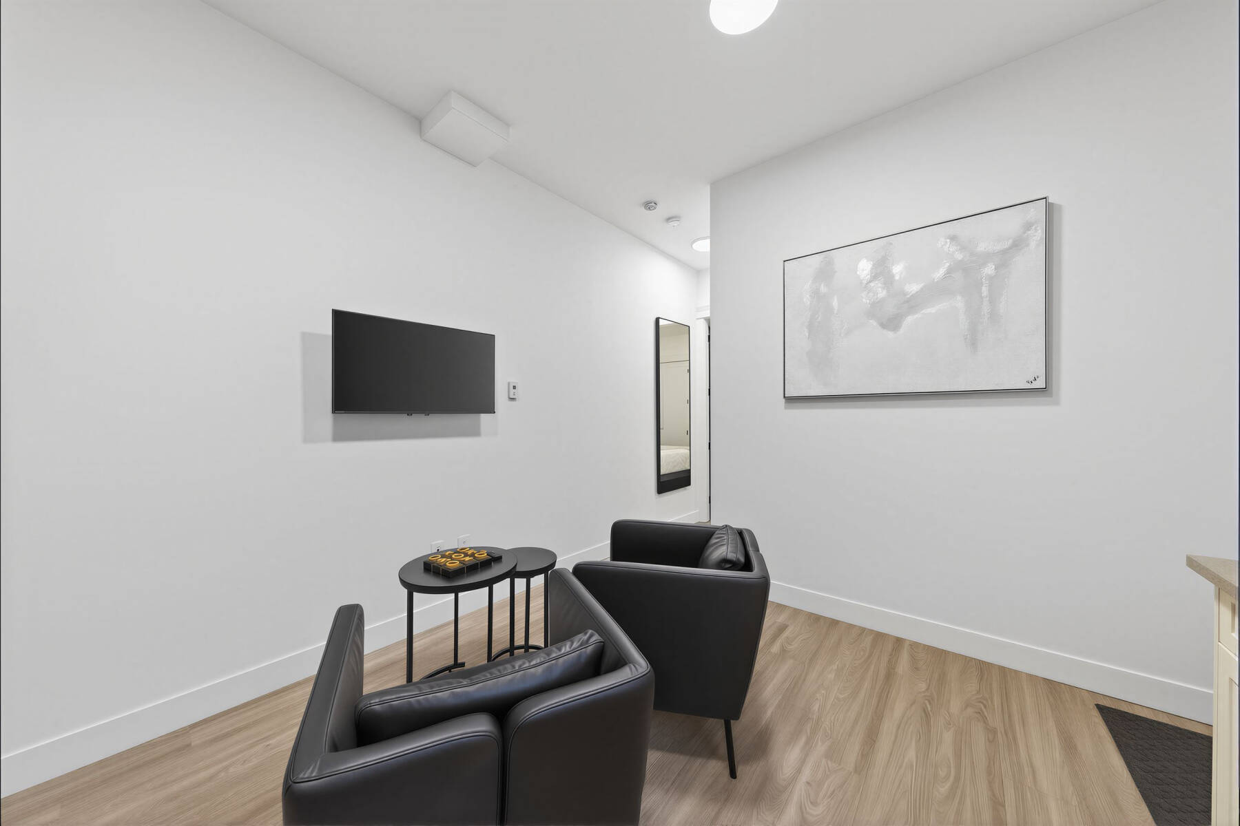 Bright & Modern 1-Bedroom Suite