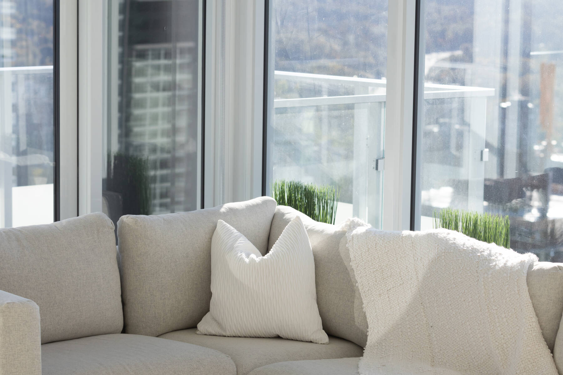 Relaxing Riverside 2BR Near Shops & Parks