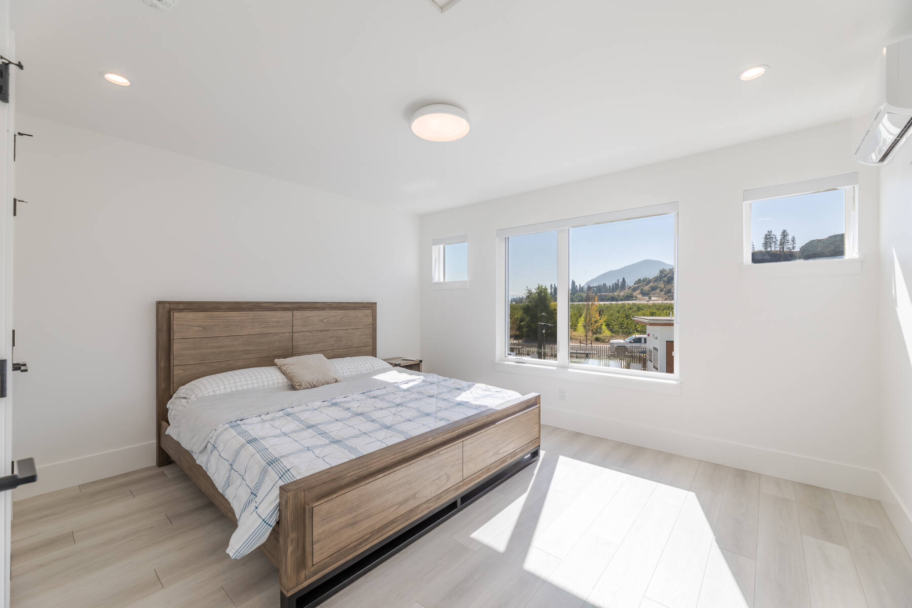 Summerland Beachfront Luxury | Pool Hot Tub & Gym