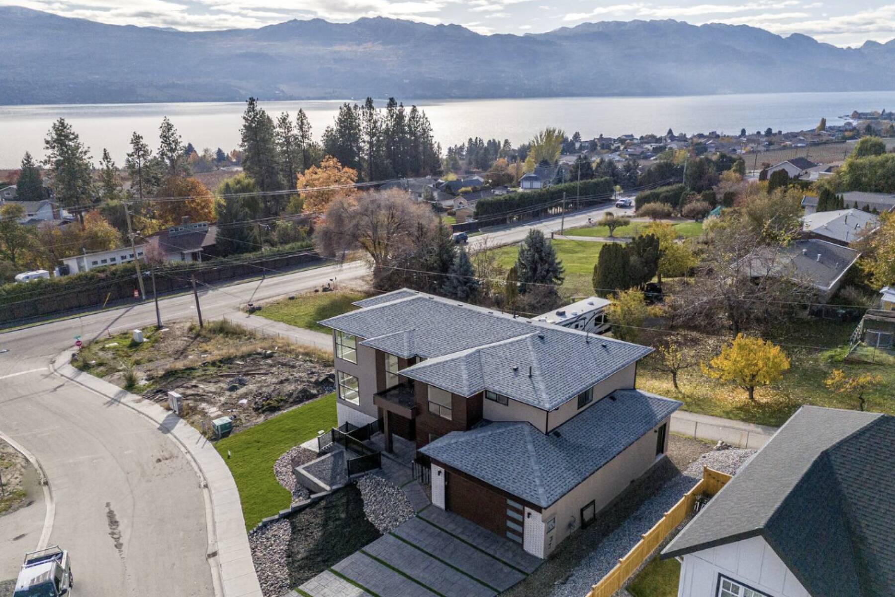 Brand New Luxury 3 Level Lake View House + Hot Tub