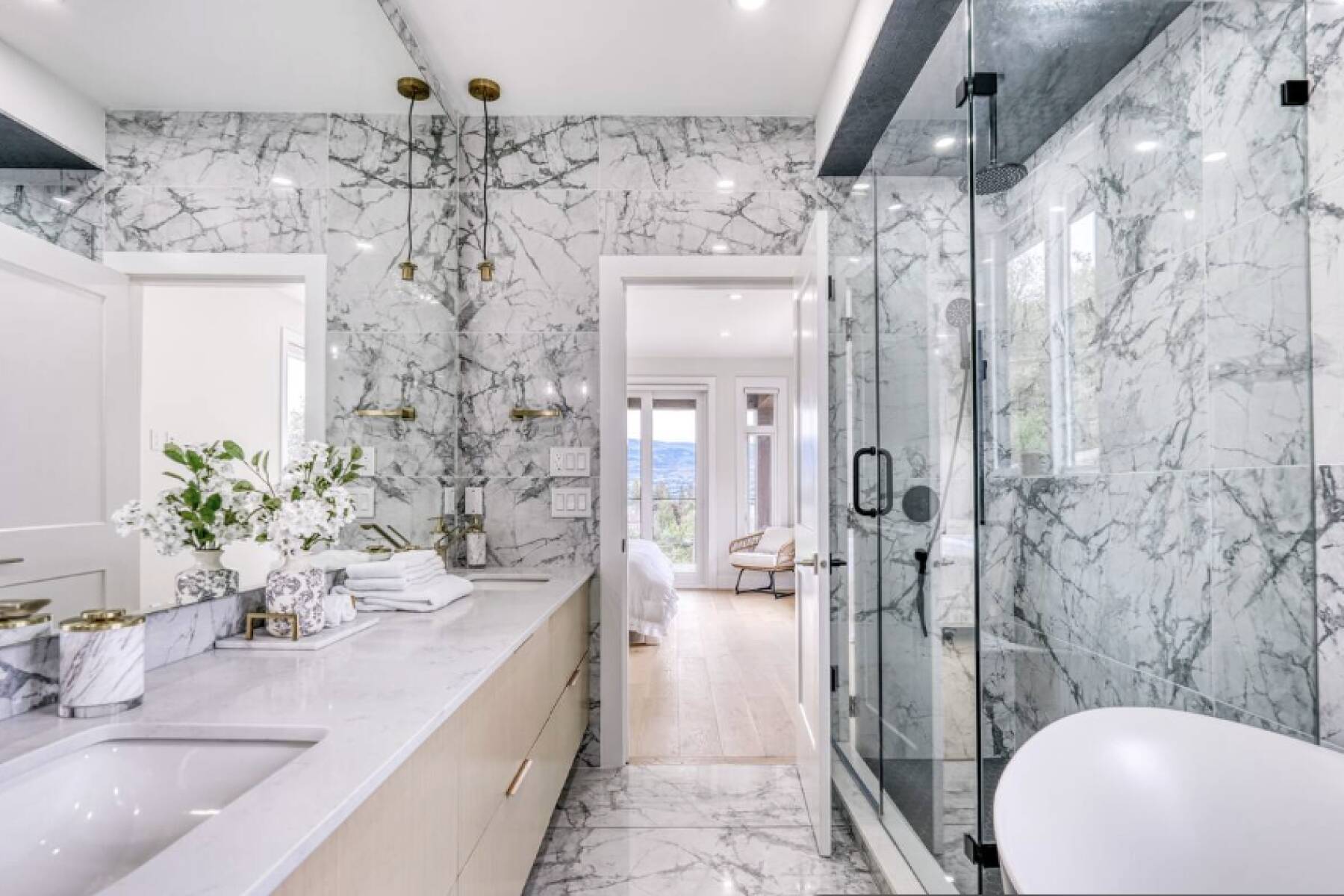 Brand New Luxury 3 Level Lake View House + Hot Tub