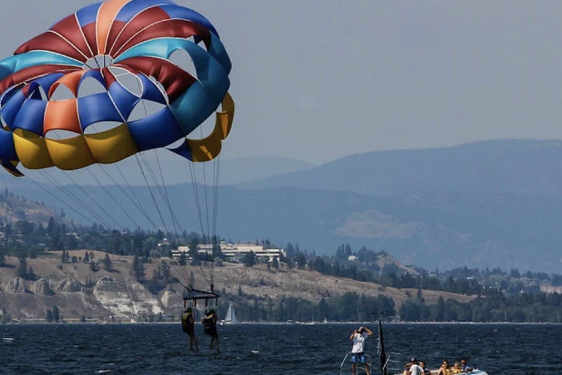 Brand New Luxury 3 Level Lake View House + Hot Tub