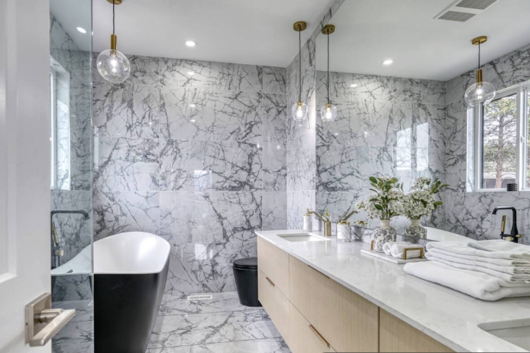 Brand New Luxury 3 Level Lake View House + Hot Tub