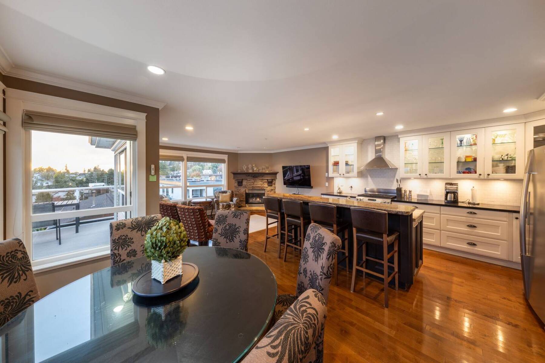 White Rock Beach House walking distance to beach