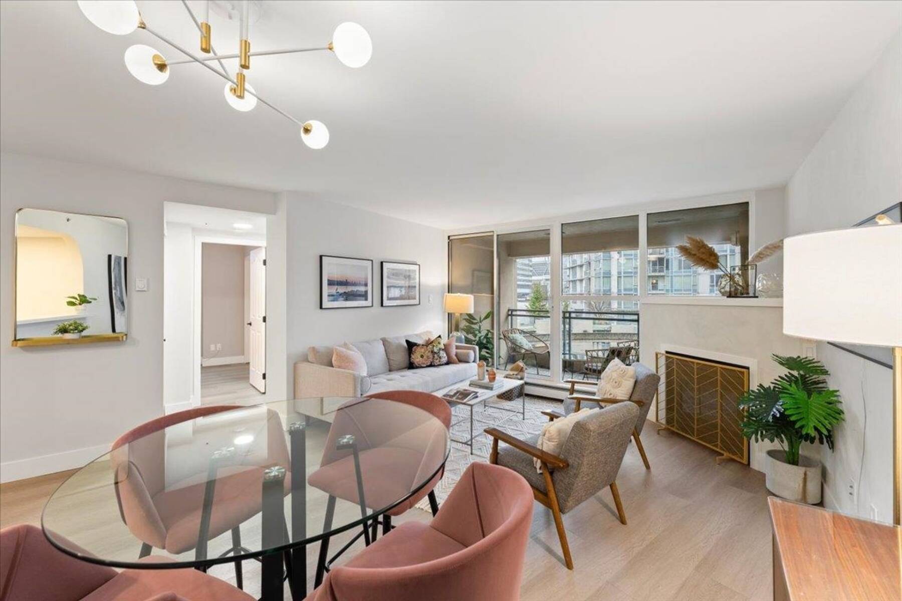 Stylish, 2 Bed, 2 Bath Executive Suite in Great Location