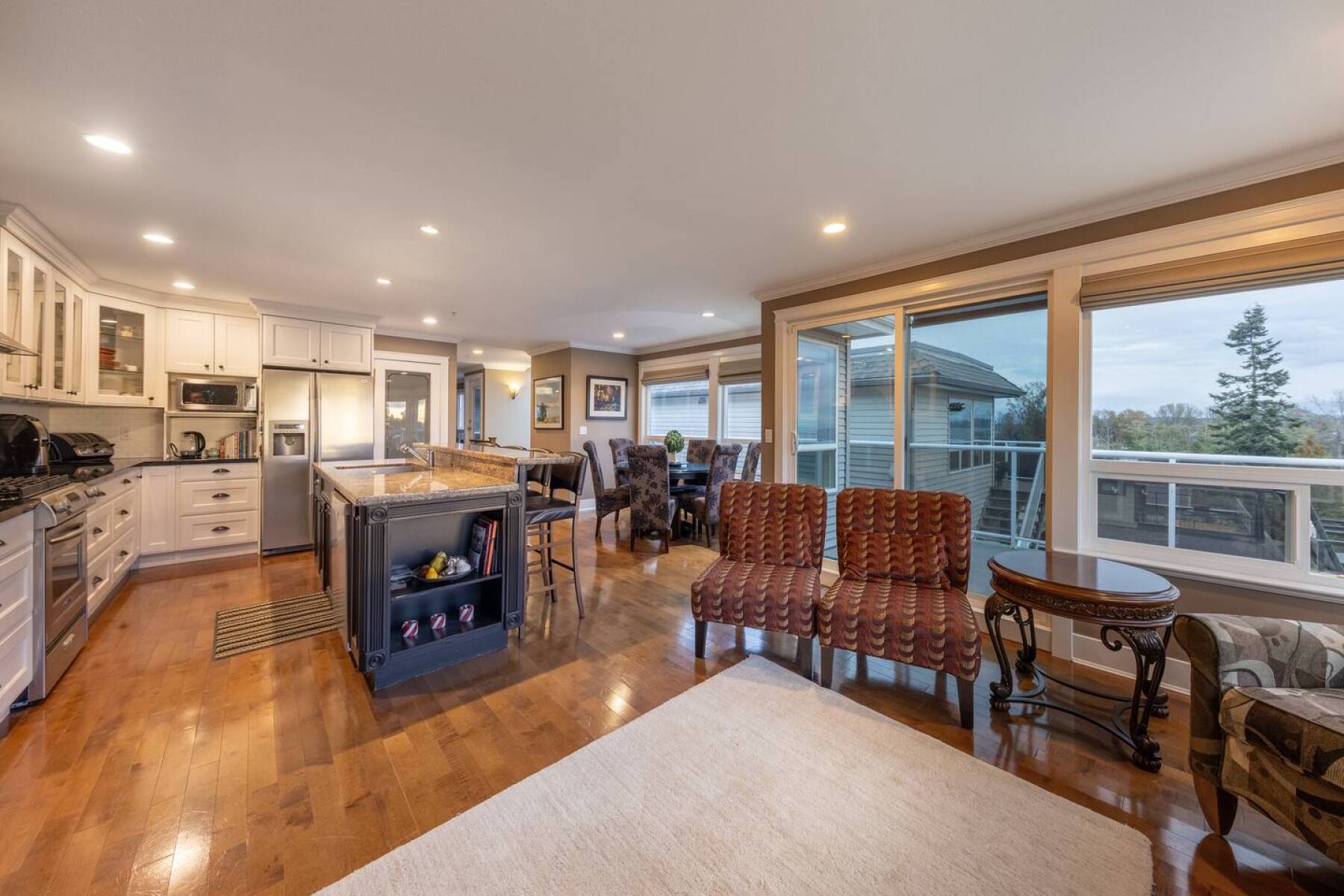 White Rock Beach House walking distance to beach