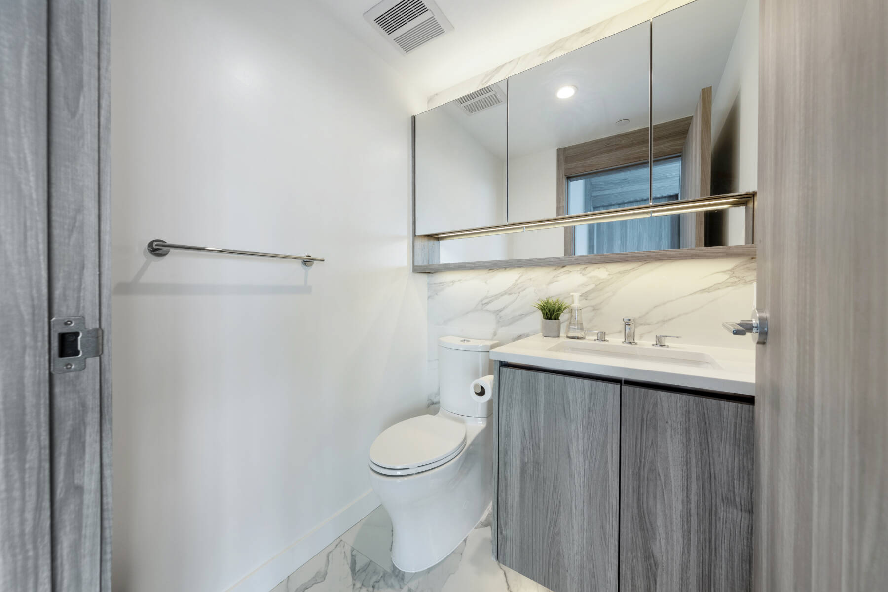 Modern Penthouse 3 Bedroom | Pool Hot Tub Gym