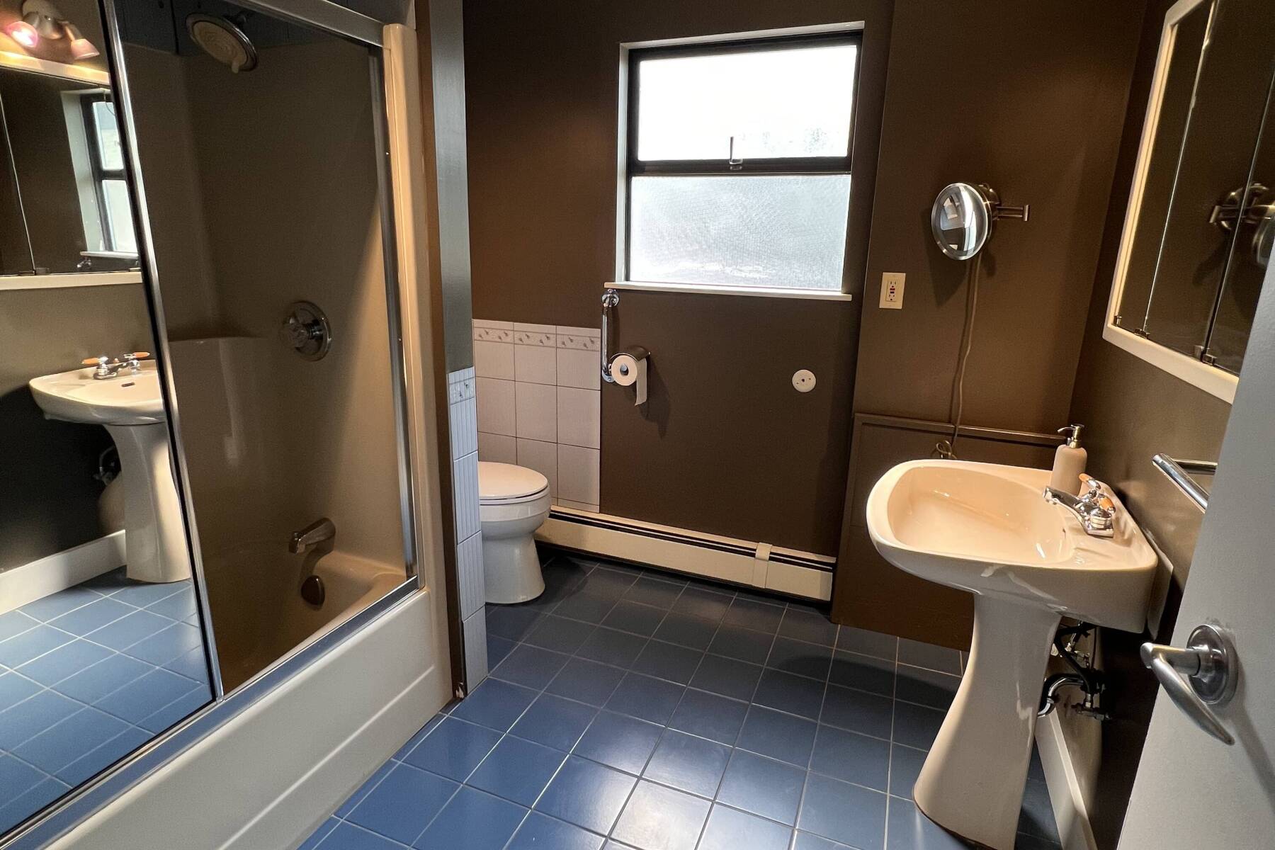 5-Bedroom North Van Home with Pool/Hot Tub, Beautiful Views