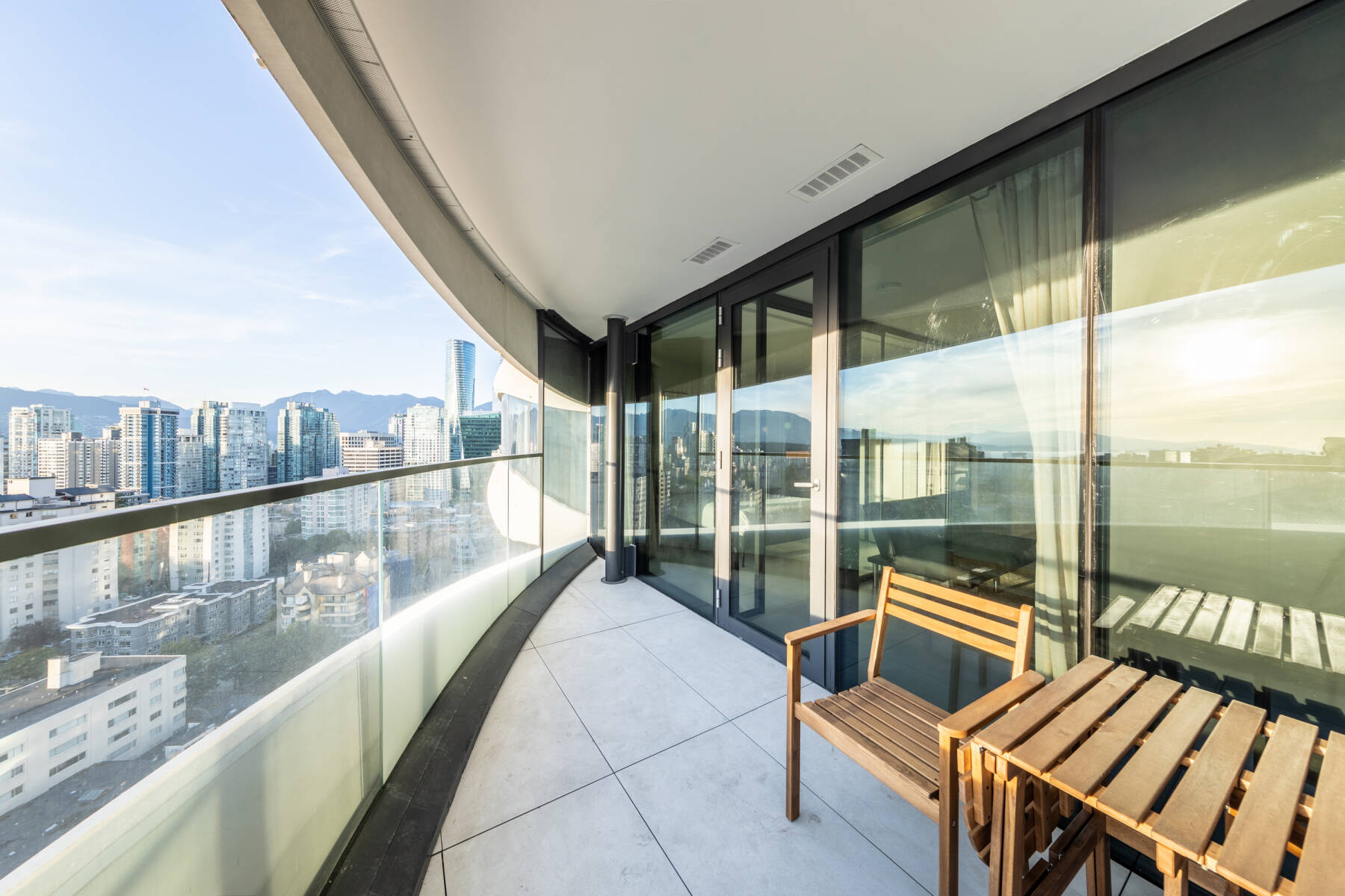 Modern 1BR w/ Views in Downtown