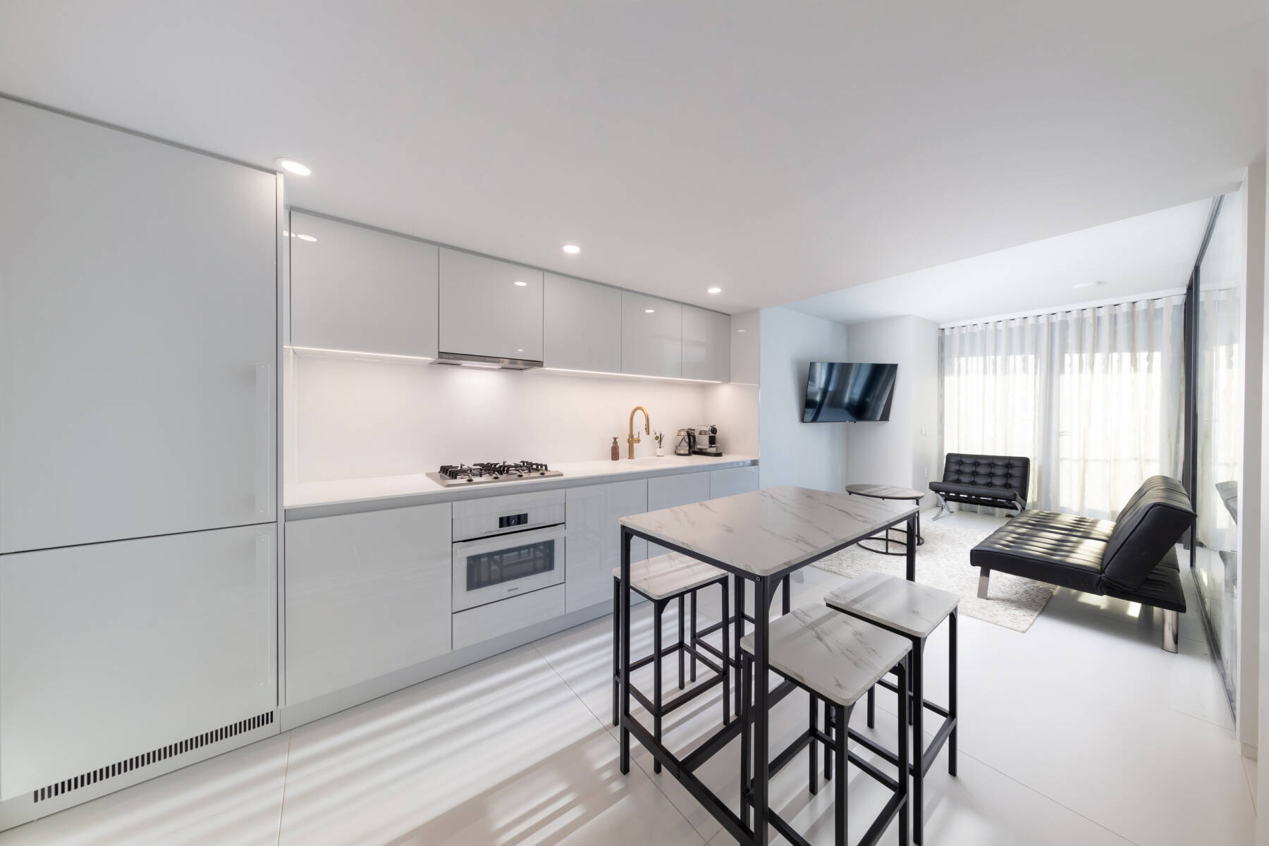 Modern 1BR w/ Views in Downtown