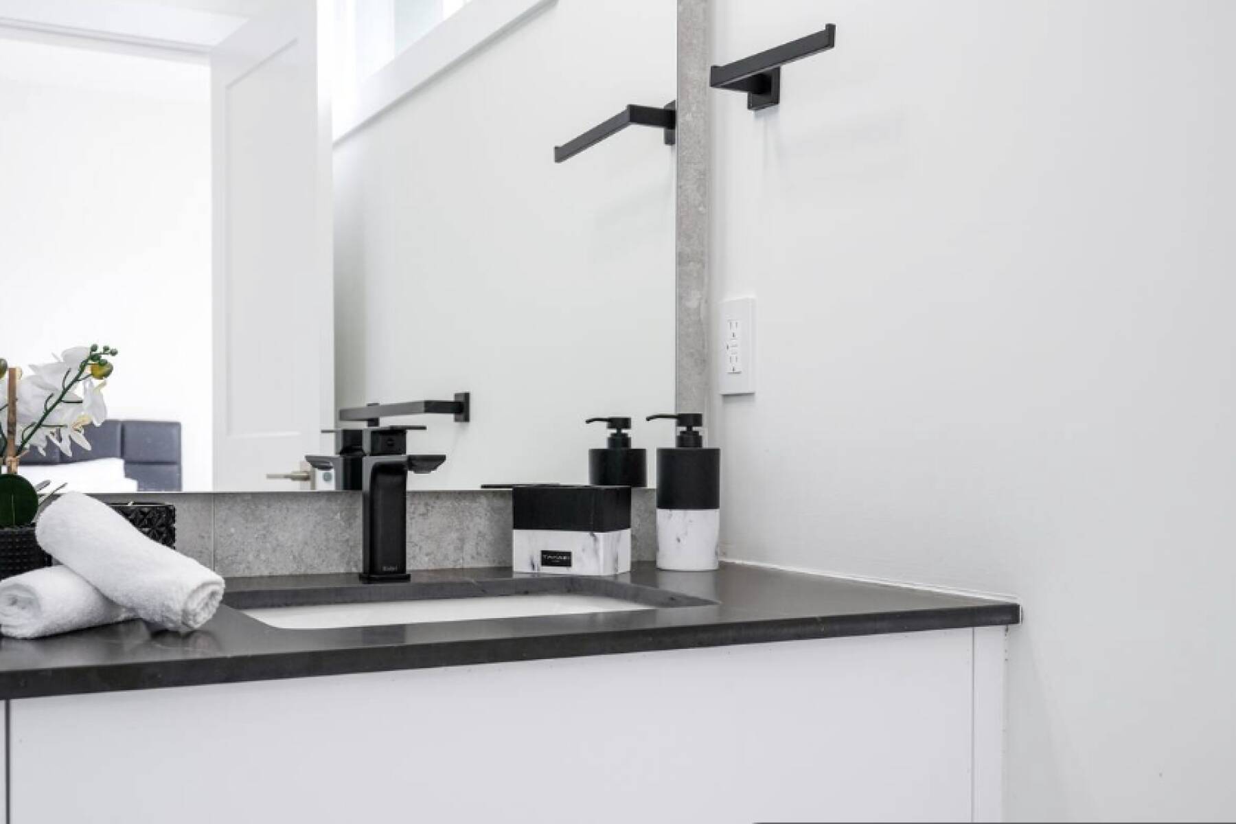 Brand New Luxury 3 Level Lake View House + Hot Tub