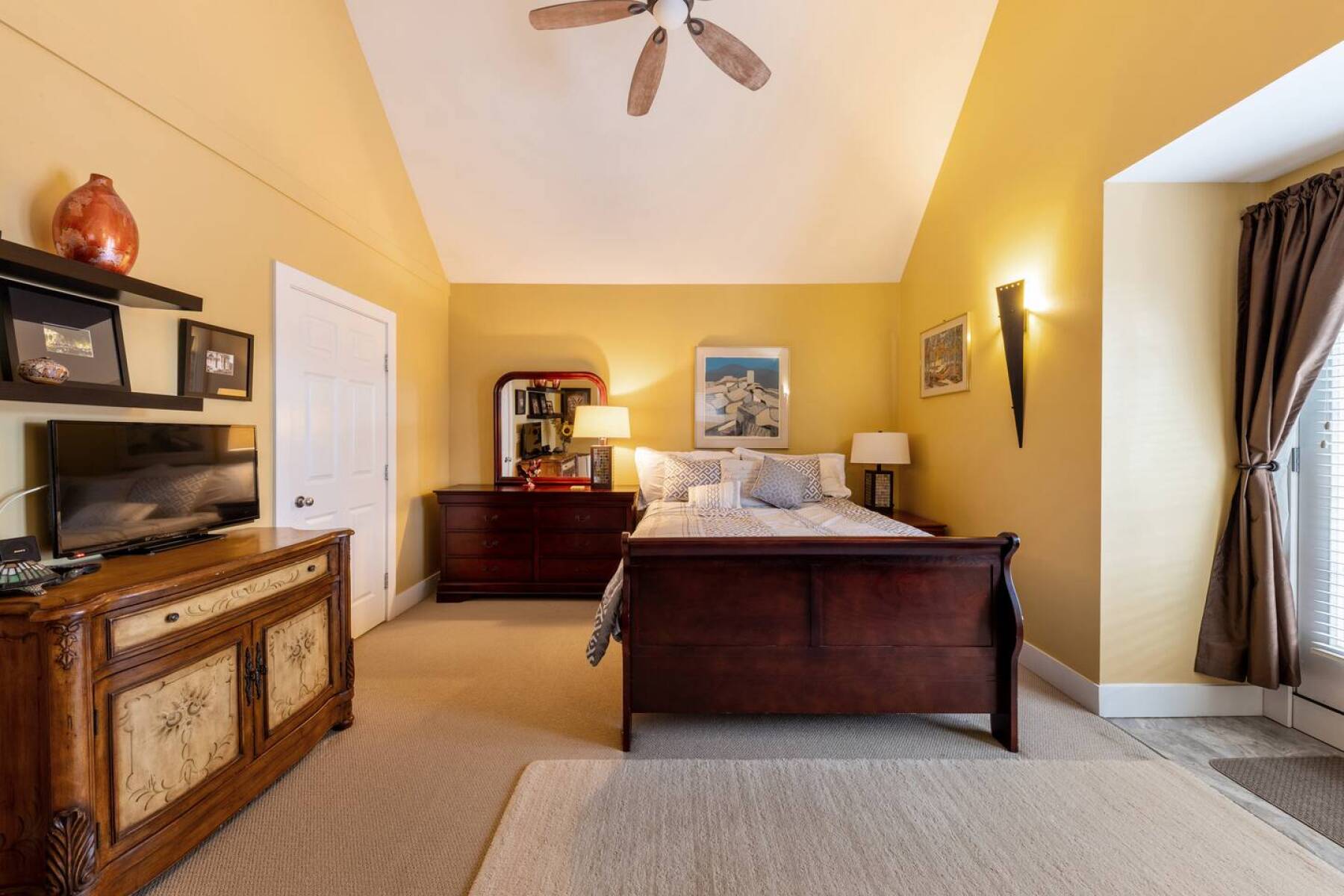 White Rock Beach House walking distance to beach